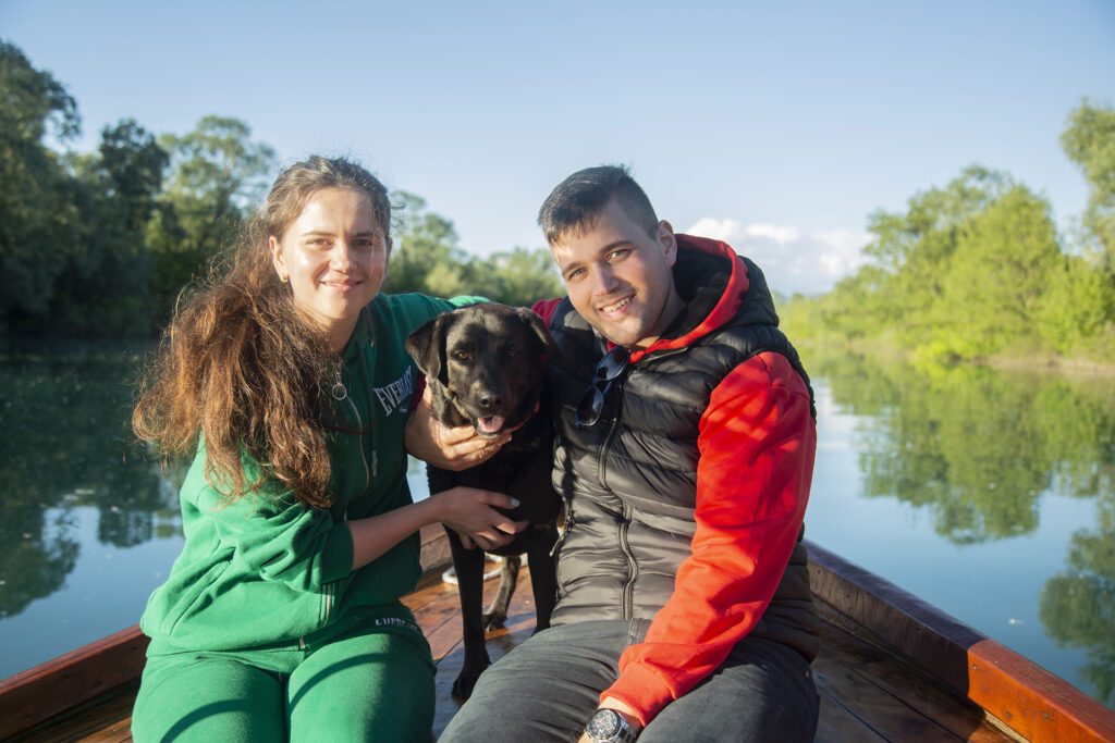 Group Tour: Scenic Guided Boat tour with Drinks