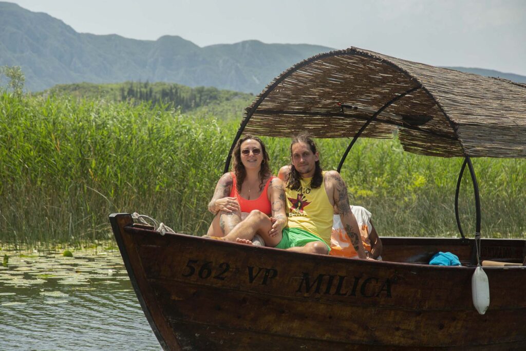 Group Tour: Scenic Guided Boat tour with Drinks